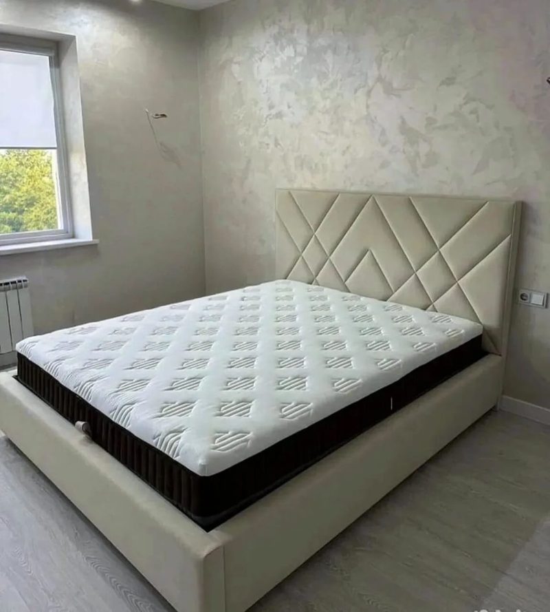 бежевая кровать с каретной стёжкой